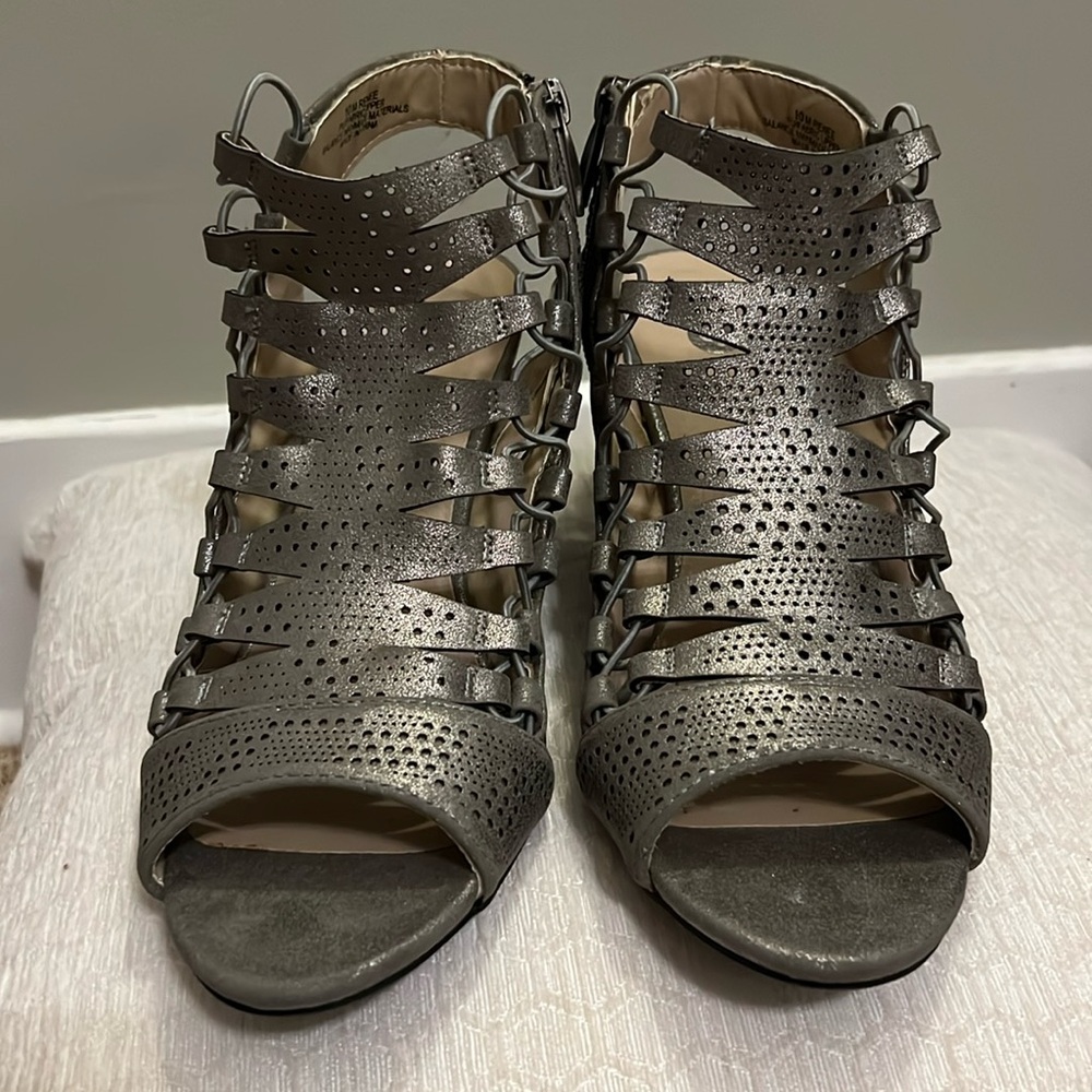 Dress Barn Women's Size 10M Laser cut 3 inch Open Toe Sandal.